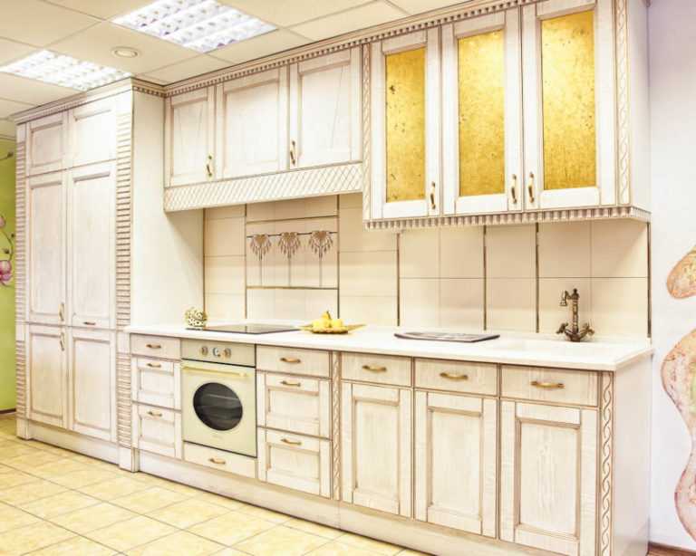 Белая кухня с патиной серебро: любовь с первого фасада