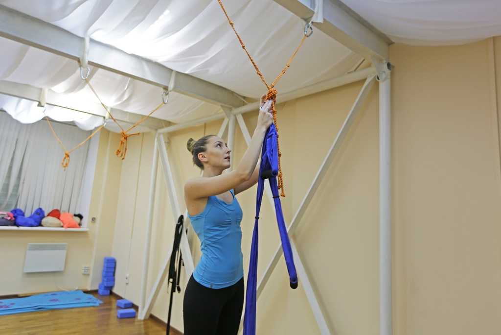 Как повесить люстру на бетонный потолок: подробная инструкция